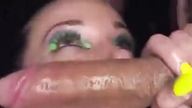 بنت طاجكية مبلولة ومجنونة تمص زب حبيبها بشراهة.